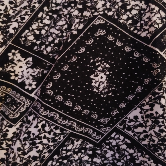 Black and white patterned skirts, multiple (3) - Picture 2 of 4